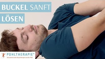 Mann streckt in Rueckenlage die Arme nach oben zur Decke