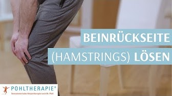 Mann drueckt mittles Haenden gebeugte Knie in Streckung