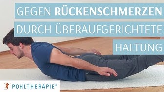 Mann in Bauchlage hebt Brust und Beine hoch